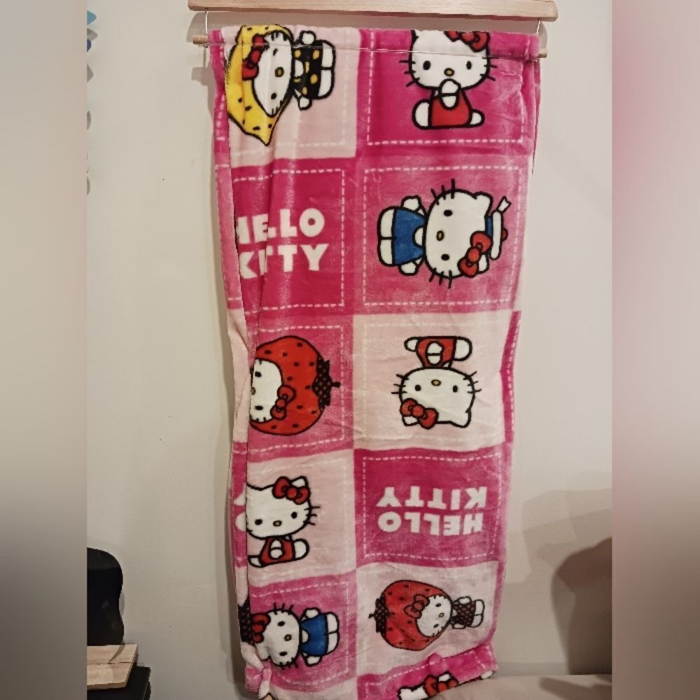 Hello Kitty Pink Throw Blanket
